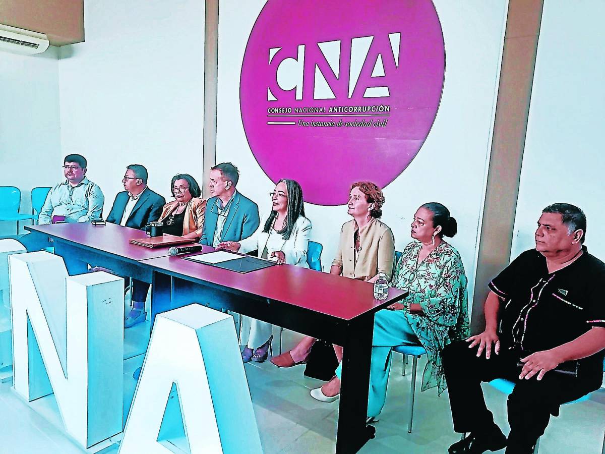 Gobierno ataca a Shackelford por apoyar a directora del CNA