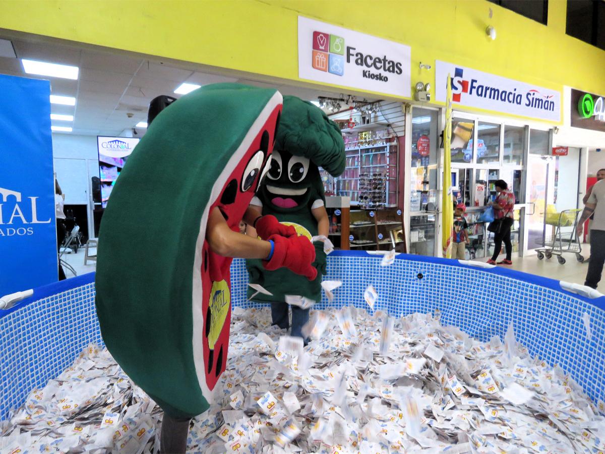 Para realizar el sorteo se unieron los boletos de las tómbolas de los cuatro supermercados para poder elegir al afortunado ganador.