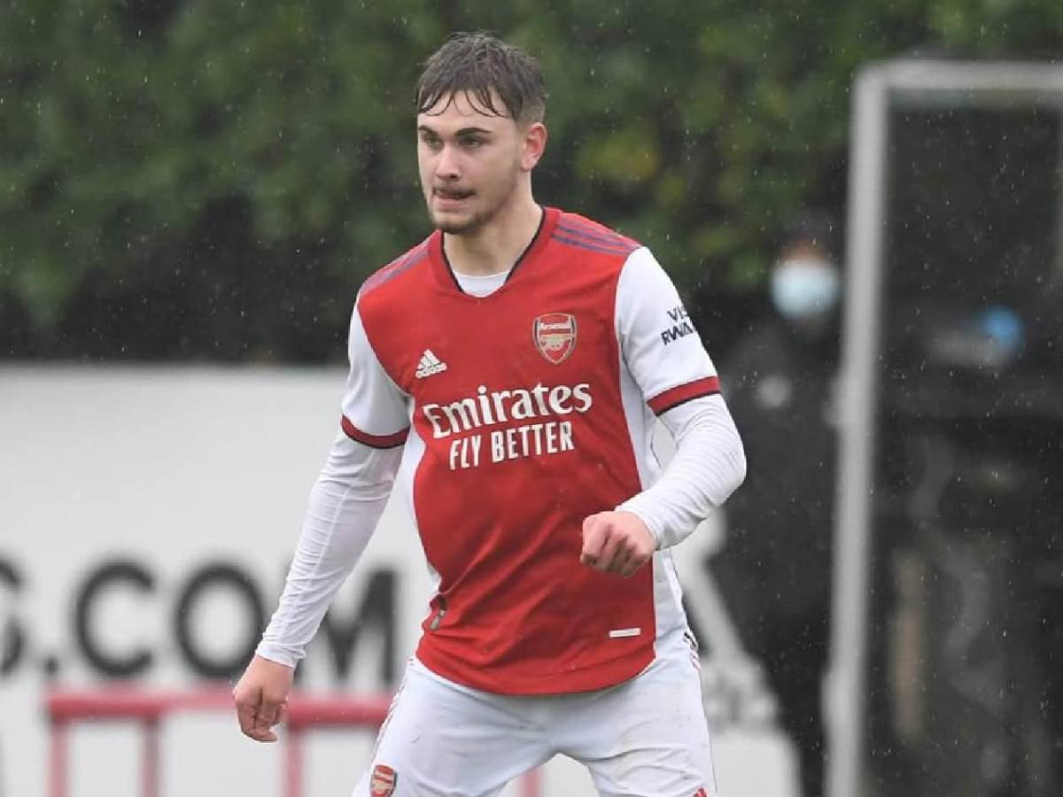 Futbolista sufre golpe en pleno partido y se encuentra en coma inducido