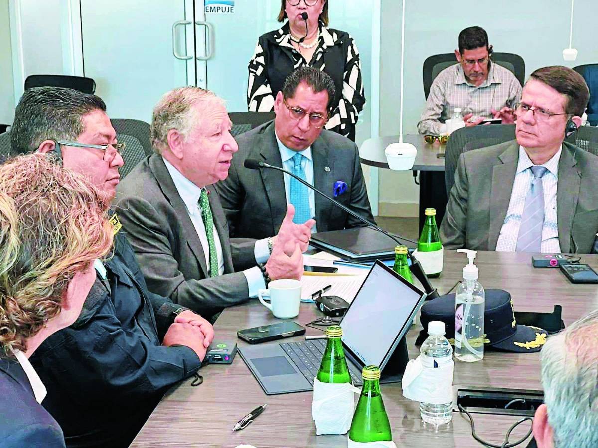 El francés estuvo en una conferencia junto al ministro de Seguridad, Gustavo Sánchez. Con el ministro de Salud también revisaron las estadísticas de accidentes en el país.