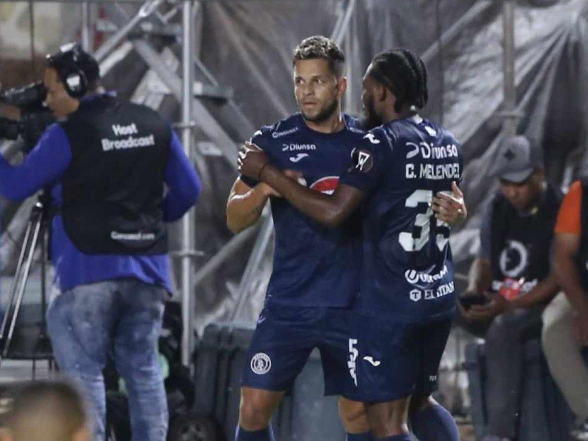 Marcelo Santos celebrando el gol con su compañero Cristopher Meléndez.
