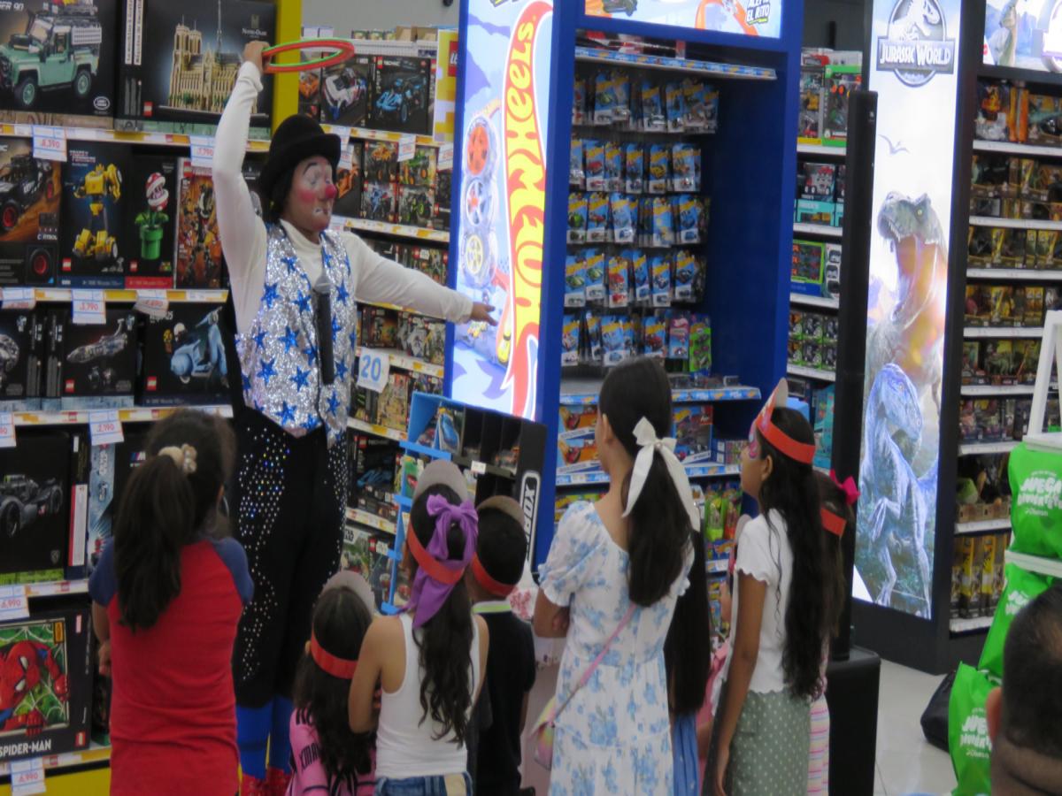 Los pequeños se mantuvieron entretenidos con las ocurrencias de Popeyito, participando en dinámicas para ganar diversos premios.
