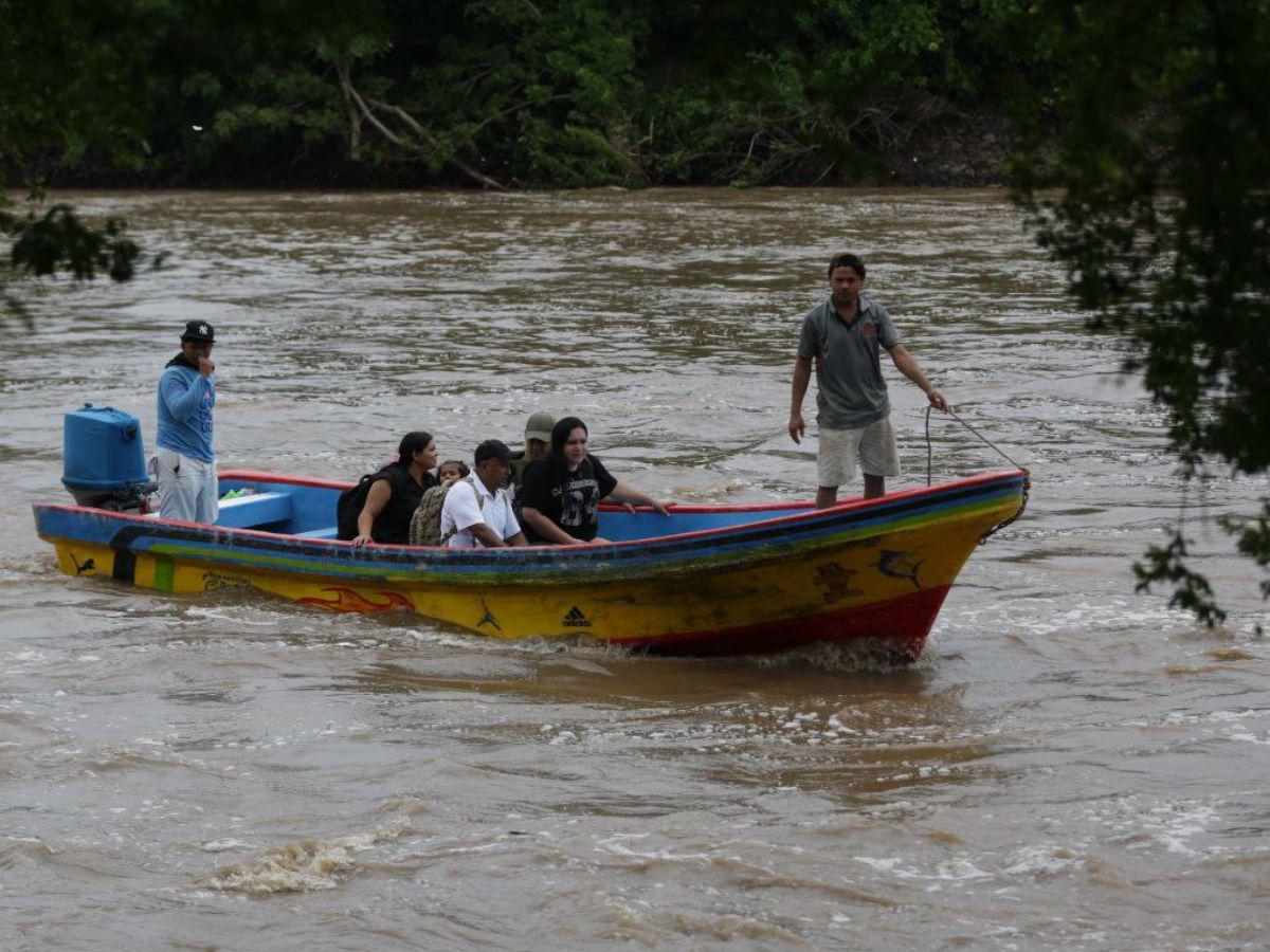 Miles de familias incomunicadas por lluvias del huracán Erick categoría 3