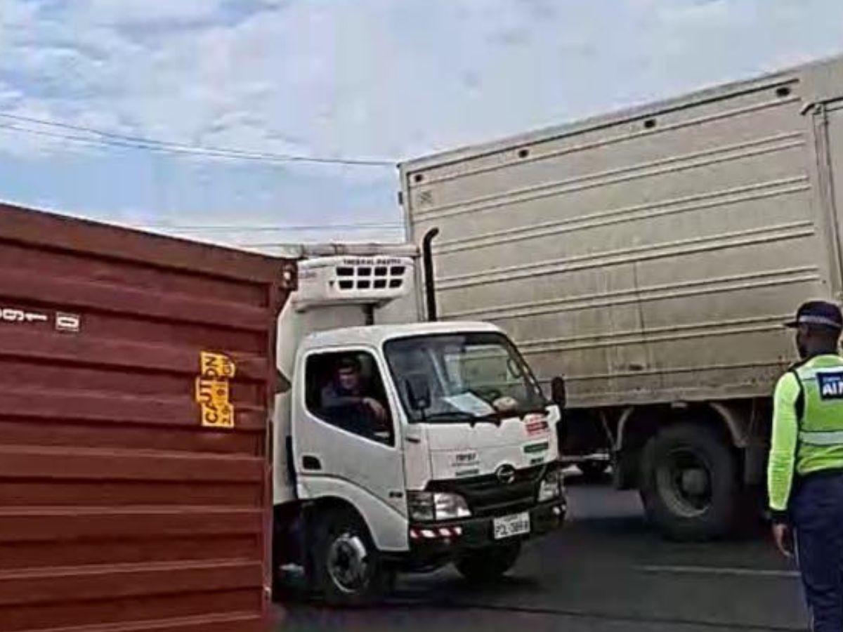 Érika muere aplastada por un contenedor mientras esperaba el bus