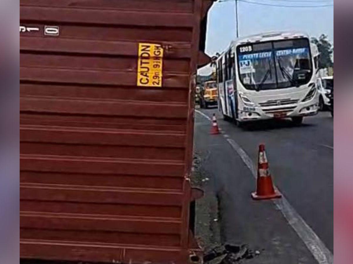 Érika muere aplastada por un contenedor mientras esperaba el bus