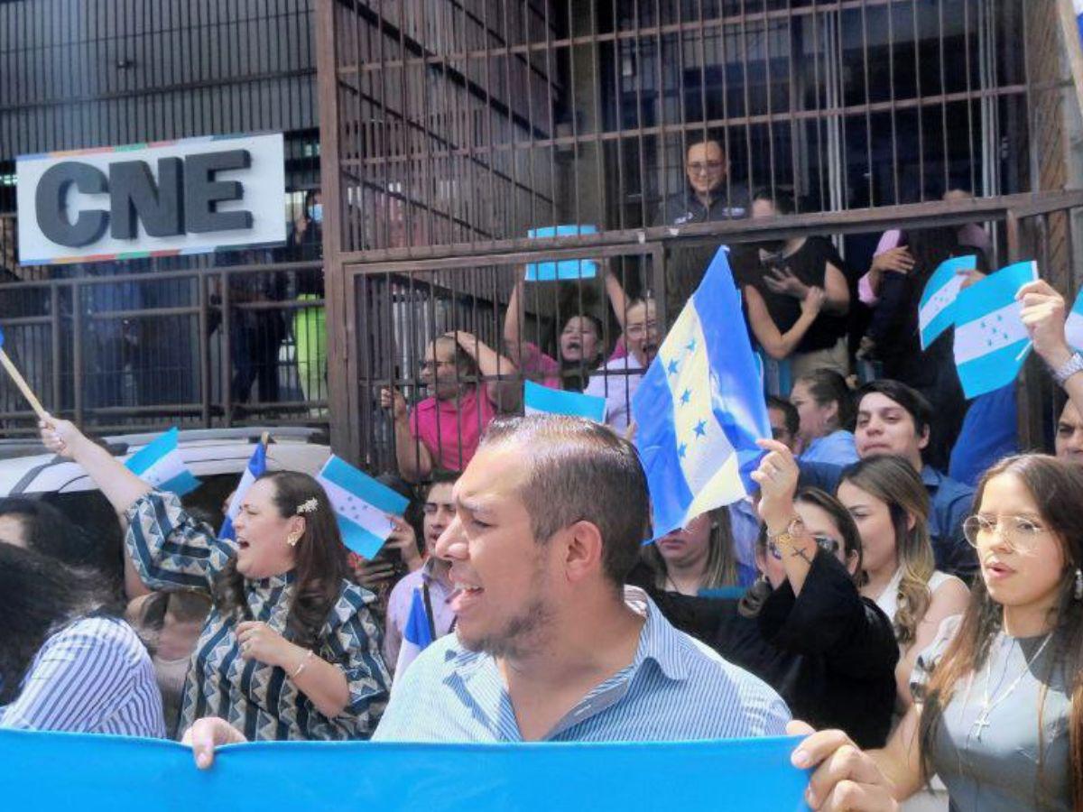 Liberales y empleados del CNE protestan en apoyo a Cossette López y a la democracia