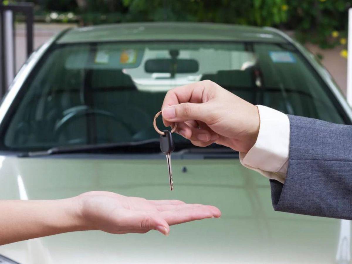 ¿Qué aspectos debe considerar al comprar su primer carro?