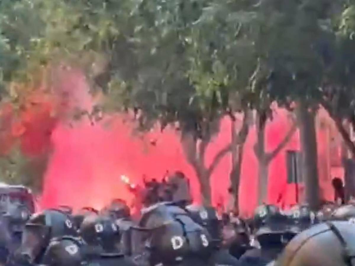 ¿Por qué aficionados del Barcelona apedrearon el bus de su equipo?