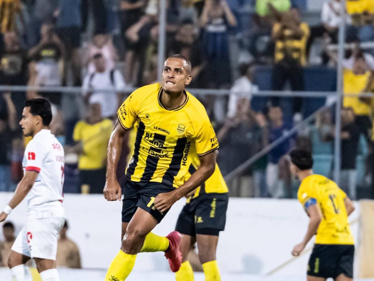 Locura del Real España, amargura y bronca en Olimpia, billetazos y polémico gesto