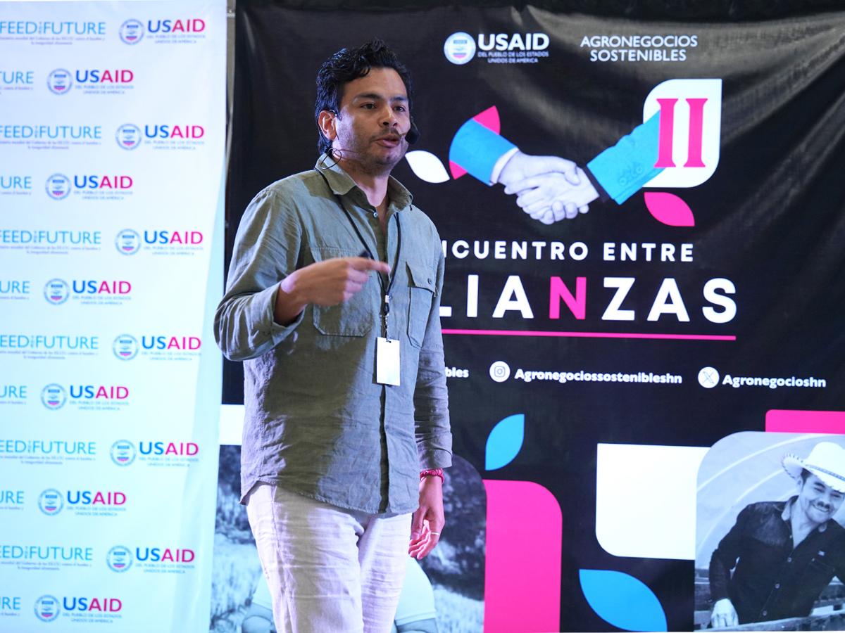 El conferencista Luis Flores Alvarenga instó a los aliados a contar sus propias historias para poder conectar con sus clientes potenciales.