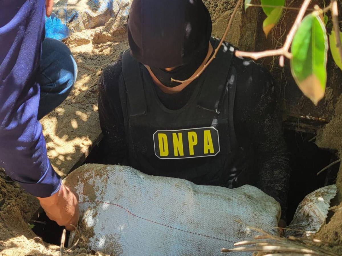 Hallan droga con escudo del Real Madrid enterrada en playa hondureña