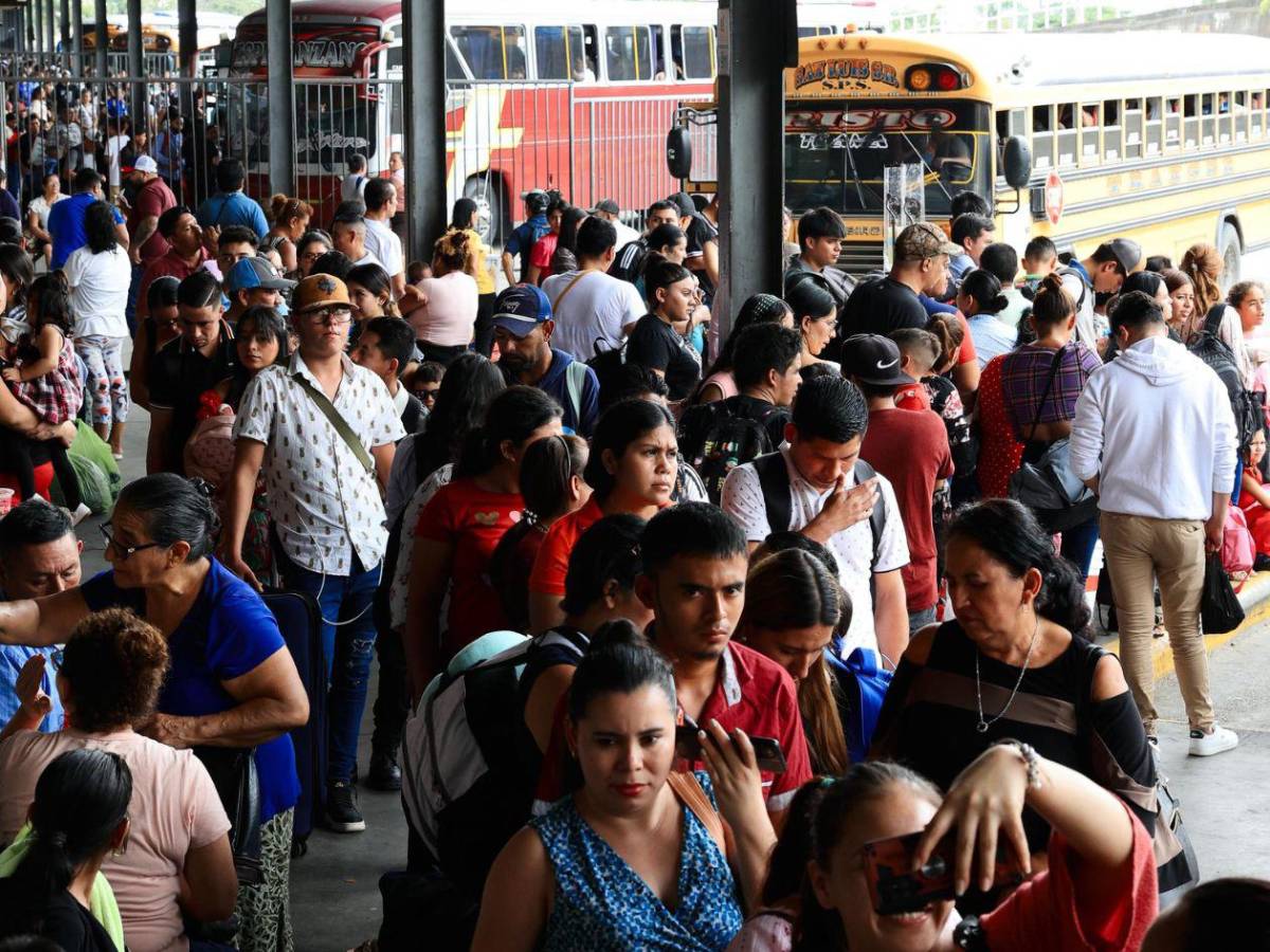 Autobuses a máxima capacidad por masiva salida de viajeros en Semana Santa