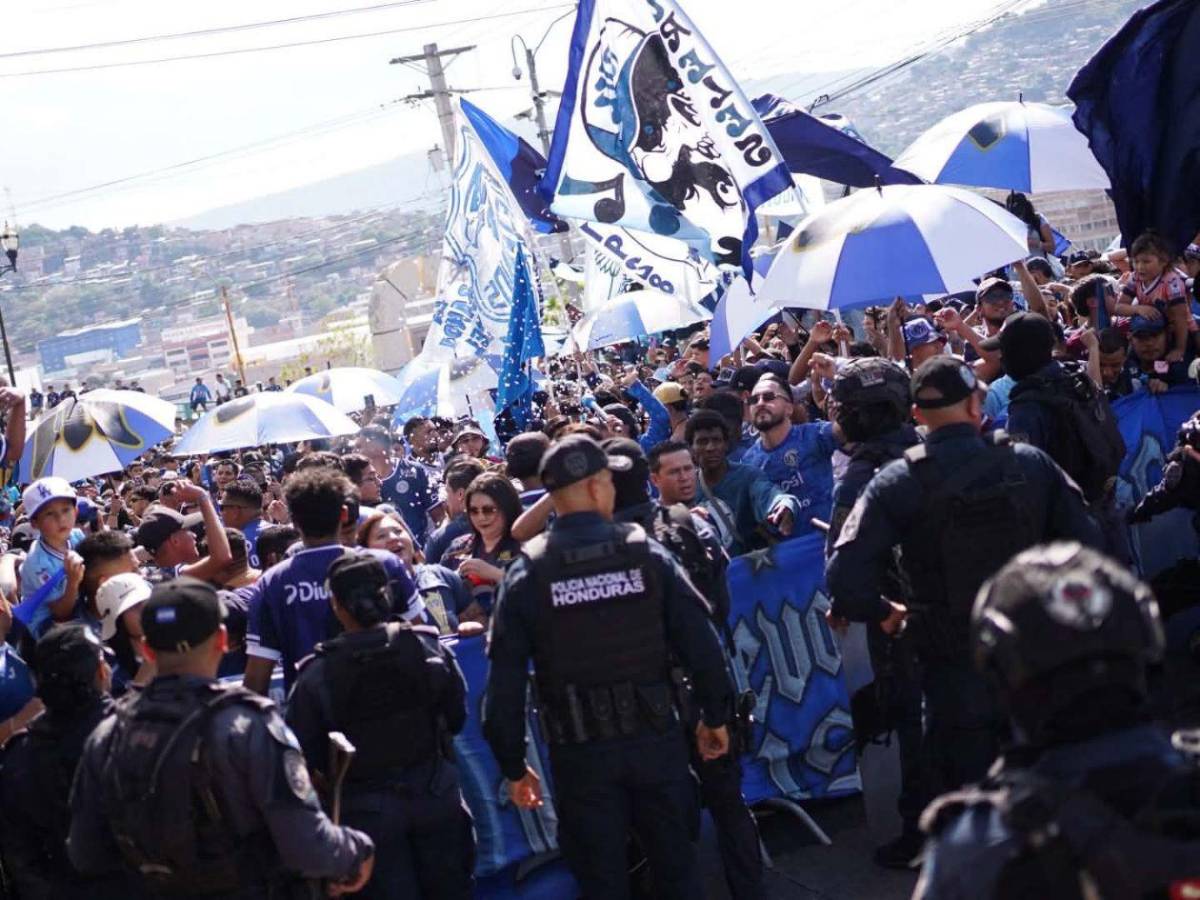 Motagua-Marathón: Beso de famosa periodista y ambientazo previo a la Gran Final