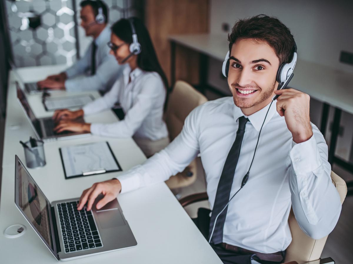 Los colaboradores de los Call Centers en Altia disfrutan de beneficios como el bono de contratación, bono para comidas, entrenamiento pagado, transporte, variedad de horarios, entre otros.