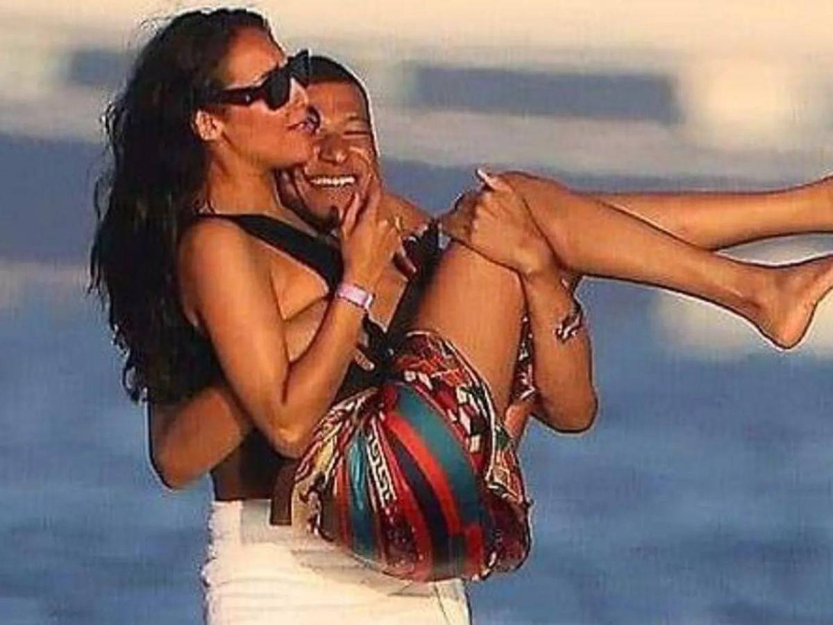 ¿Kylian Mbappé de noviazgo con Ester Expósito? Esto es lo que se sabe del supuesto romance