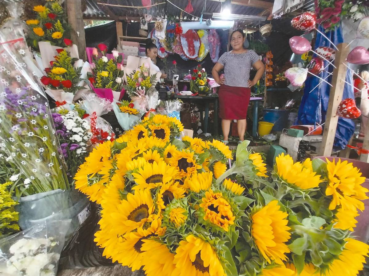Ramos de hasta L10,000 venden en el mercado Guamilito en San Valentín