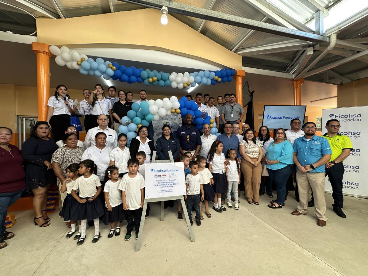 Autoridades de Fundación Ficohsa, Usaid y la Secretaría de Educación, presentes en la inauguración del Centro de Educación Básica Manuel Bonilla en la comunidad de La Lima, Cortés.