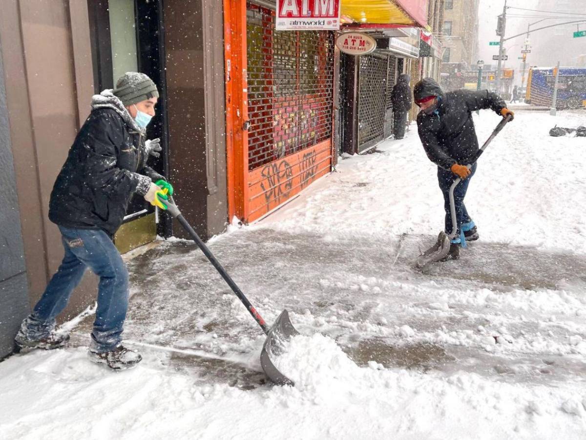 Nueva York pagará hasta $45 por hora por retirar nieve: requisitos y cómo aplicar