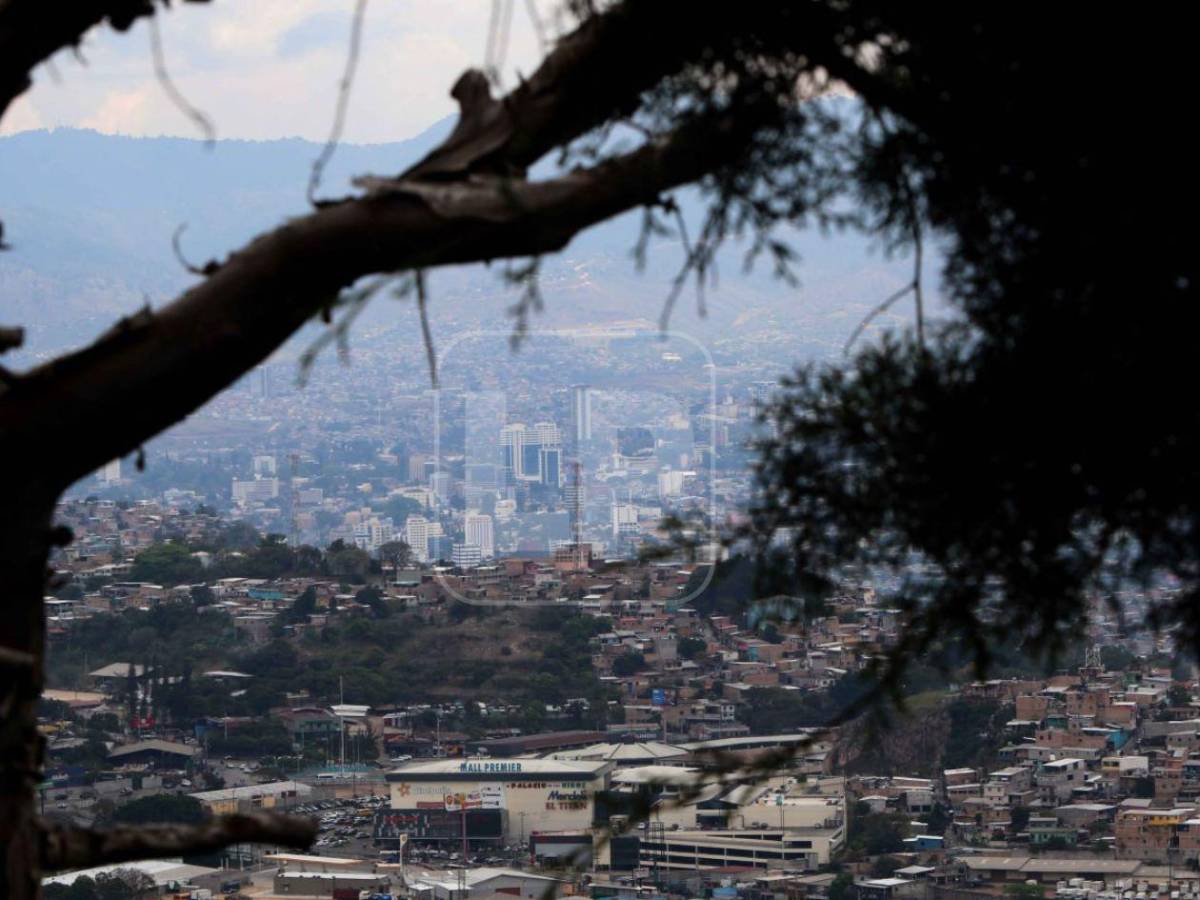 Tegucigalpa se ahoga en humo: incendios rodean la capital