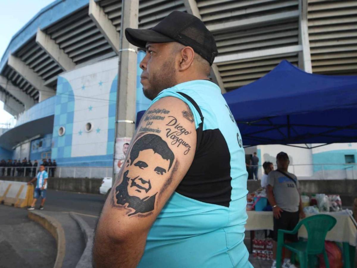 Bellas chicas adornan el Motagua vs Olimpia: ¿Laura Meza en el estadio?
