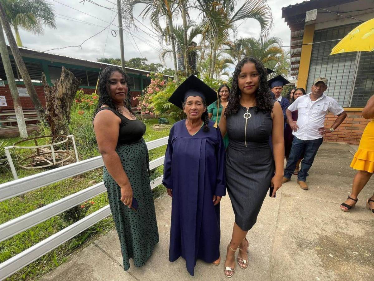 Alegría en Yoro: A sus 65 años, doña Vicky cumple su sueño de graduarse
