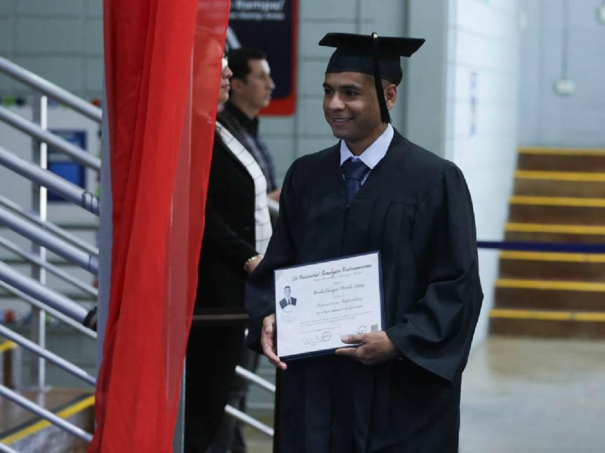 ¡Ejemplar! Futbolista de Olimpia se gradúa y recibe su título de la Universidad