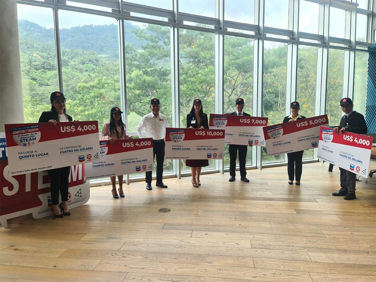 Los primeros cinco lugares recibieron sus premios de manos de los ejecutivos de Chevron, Texaco.