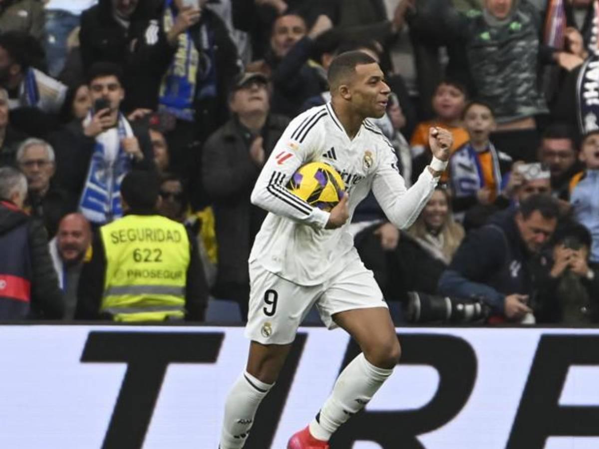 Mbappé se destapó con un doblete en el primer tiempo.