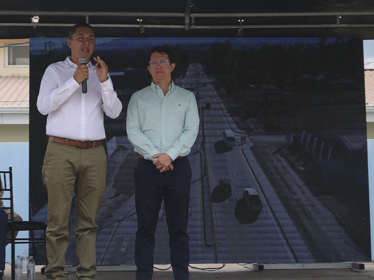 El alcalde de Siguatepeque Asley Cruz junto al gerente de COVI Honduras David Palma, durante la inauguración del bulevar.
