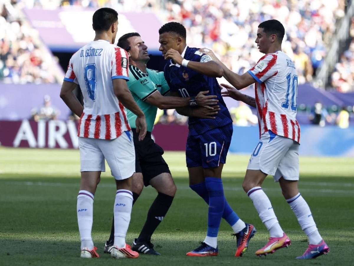 La pelea de Mbappé vs Paraguay, insulto del francés y le celebró en la cara a rival