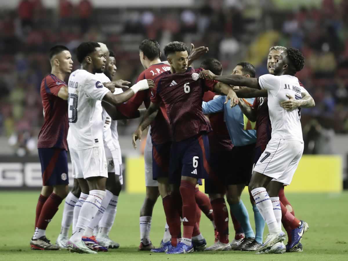 Trifulca. Jugadores de Costa Rica y Panamá discuten durante el partido.