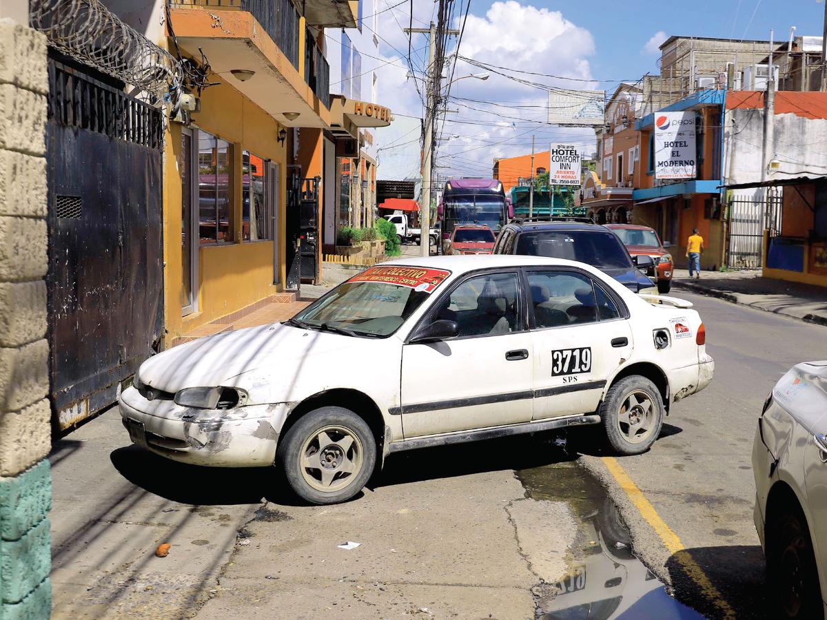 Aceras siguen tomadas como parqueo de taxis y camiones en SPS