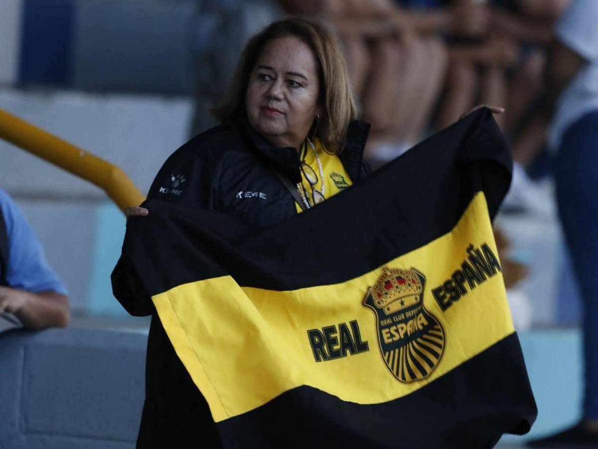 Tres mujeres enamoran y madre de reina da ejemplo en primer partido de Liga