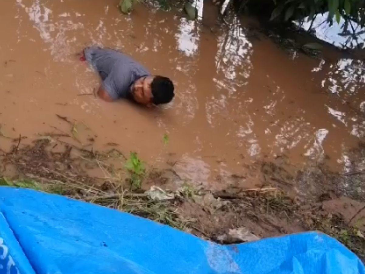 VIDEO: Pobladores desesperados reparan filtraciones de río Ulúa