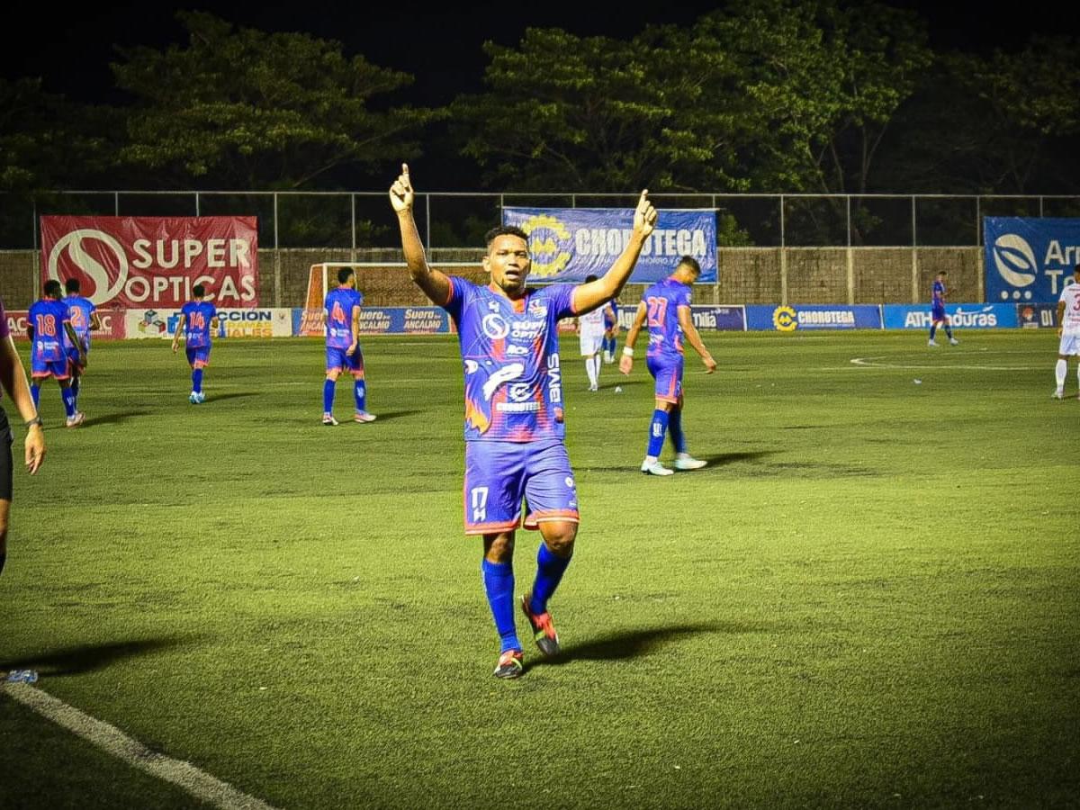 Júnior Padilla celebrando su gol que le dio el triunfo a la UPN contra la Real Sociedad.