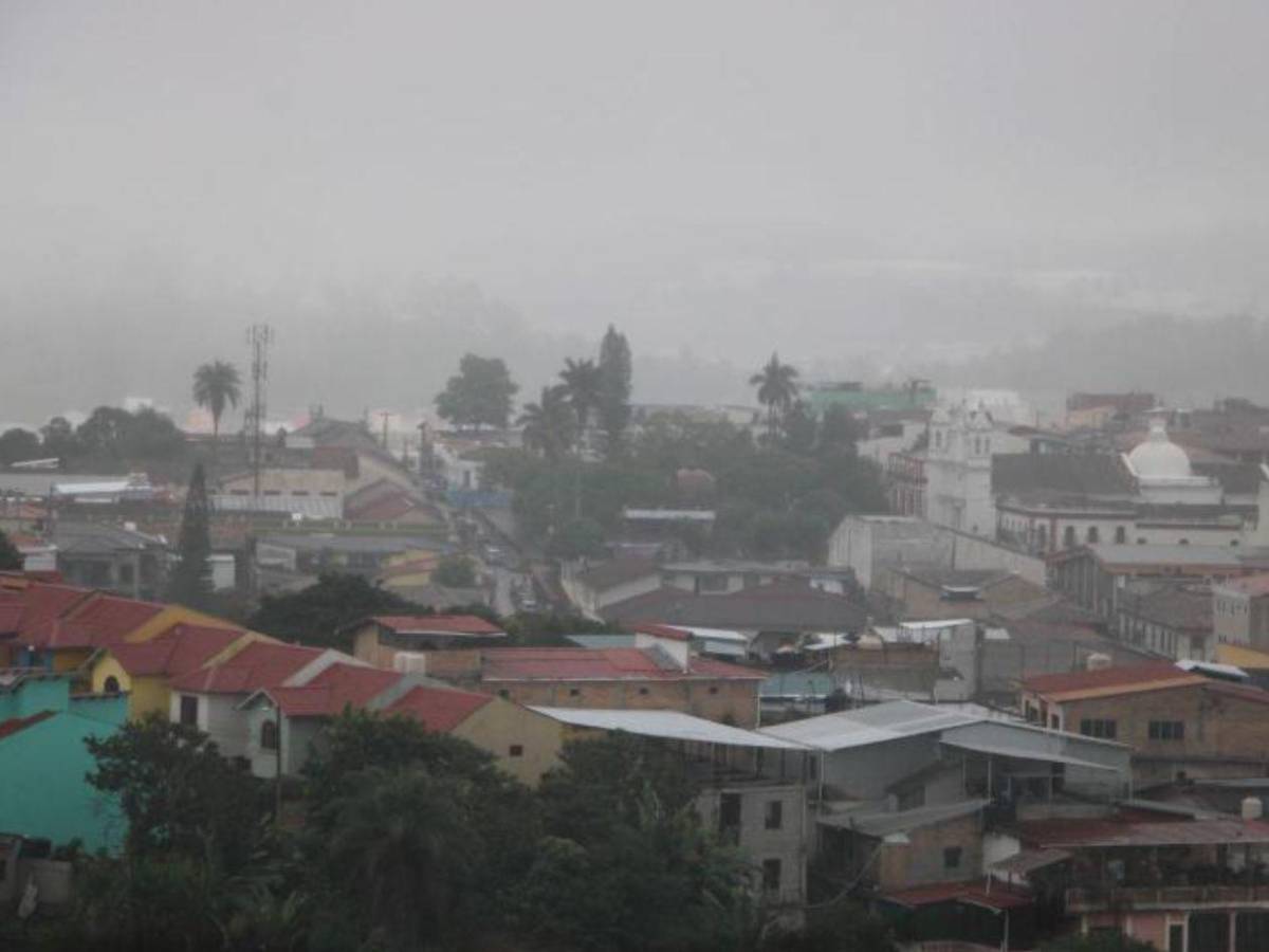 Onda tropical y vaguada dejan fuertes lluvias este domingo en Honduras