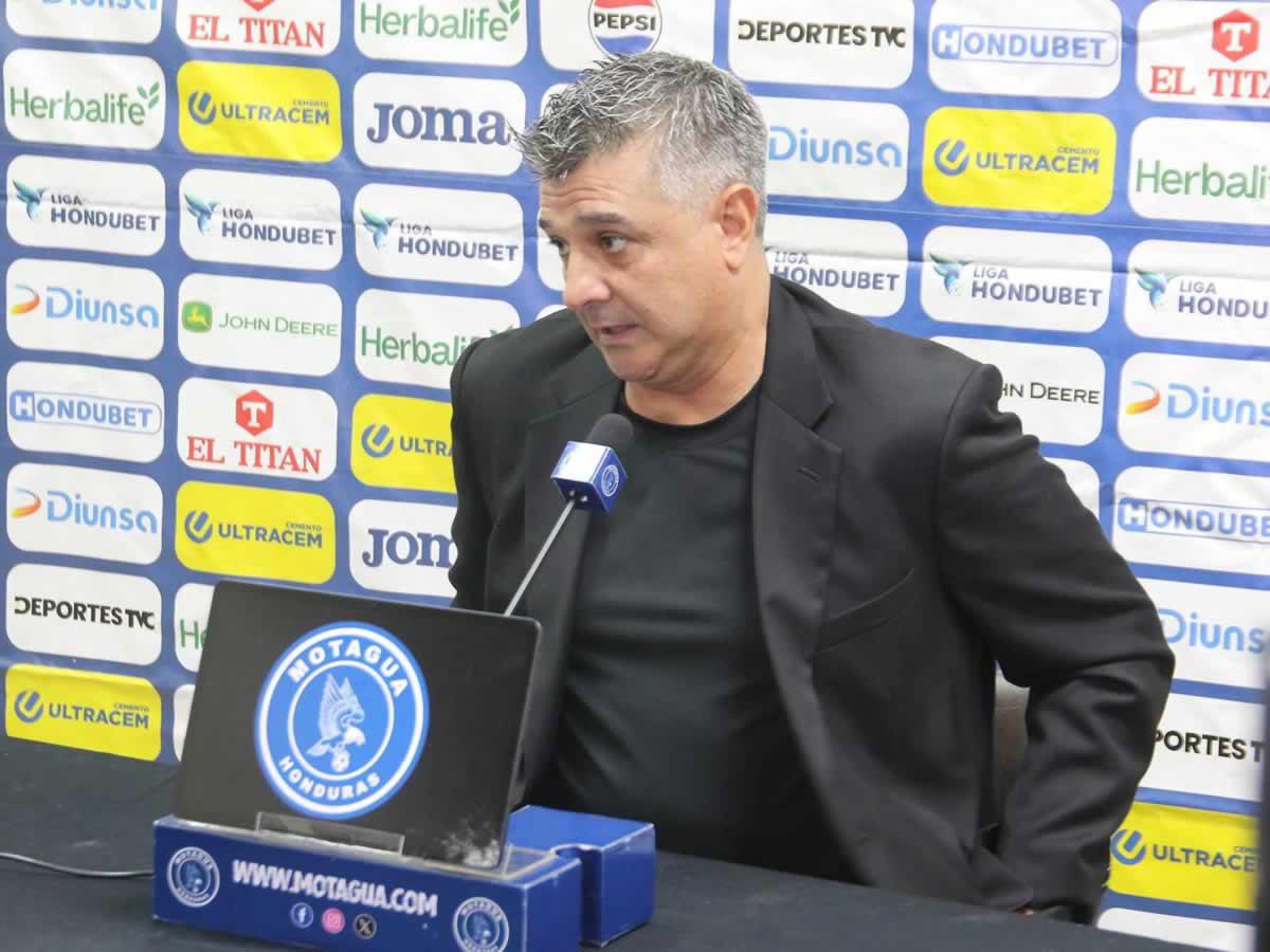 Diego Vázquez reaccionó molesto por el arbitraje contra el Olimpia.