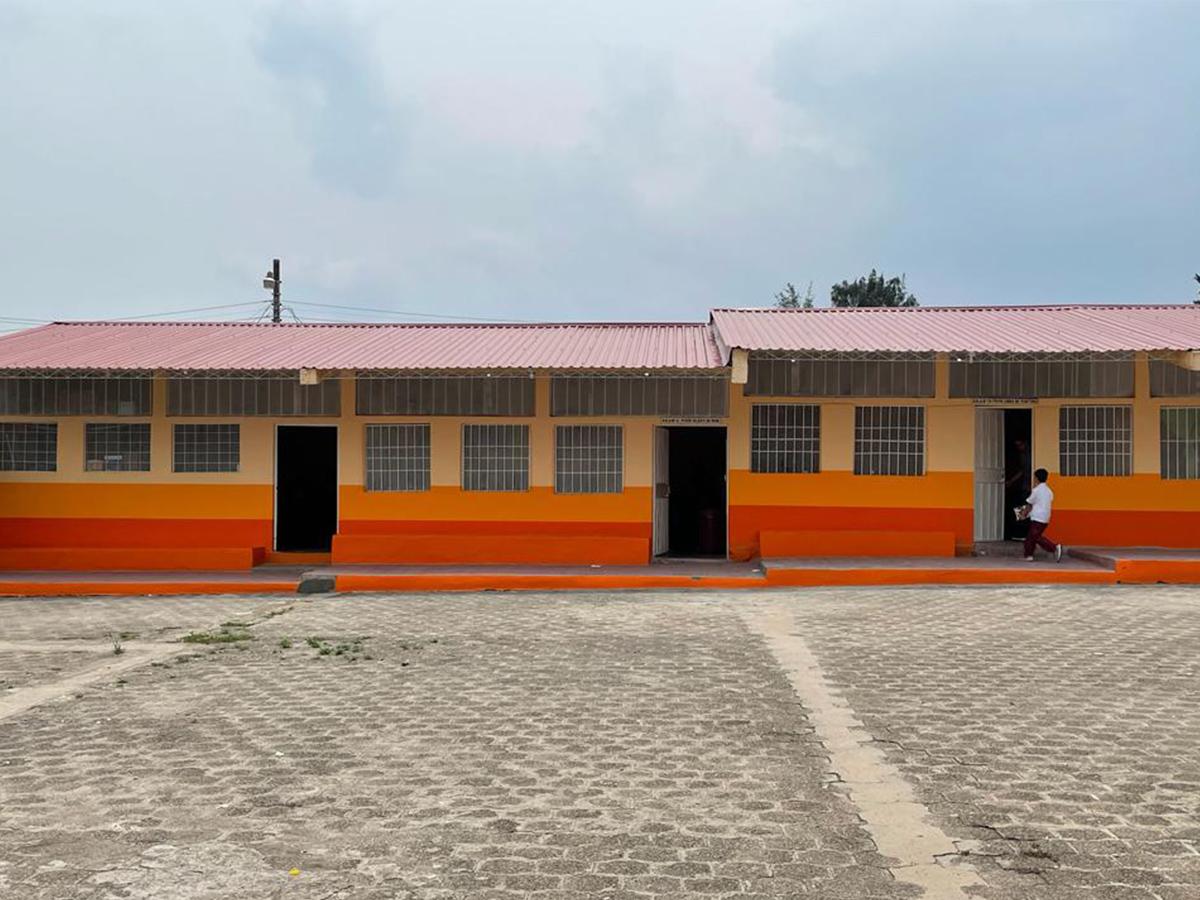 Fotografía del después, la escuela ya remodelada, ahora los niños ya cuentan con un espacio digno para recibir clases.