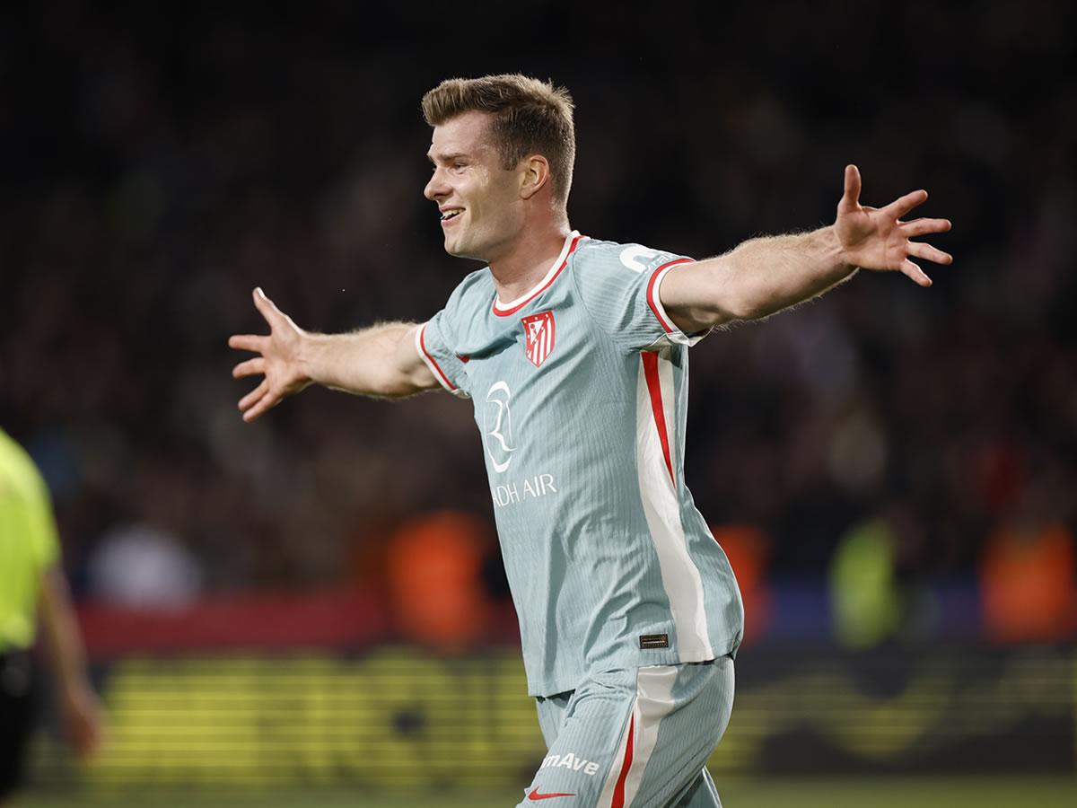 Alexander Sorloth fusiló al Barcelona y llevó al Atlético al liderato.