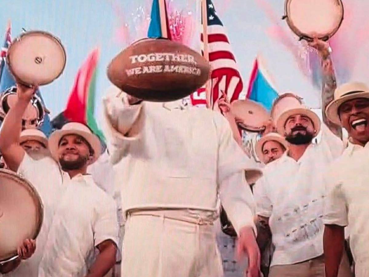 ¿Qué decía el balón que tiró Bad Bunny en el cierre del Super Bowl?