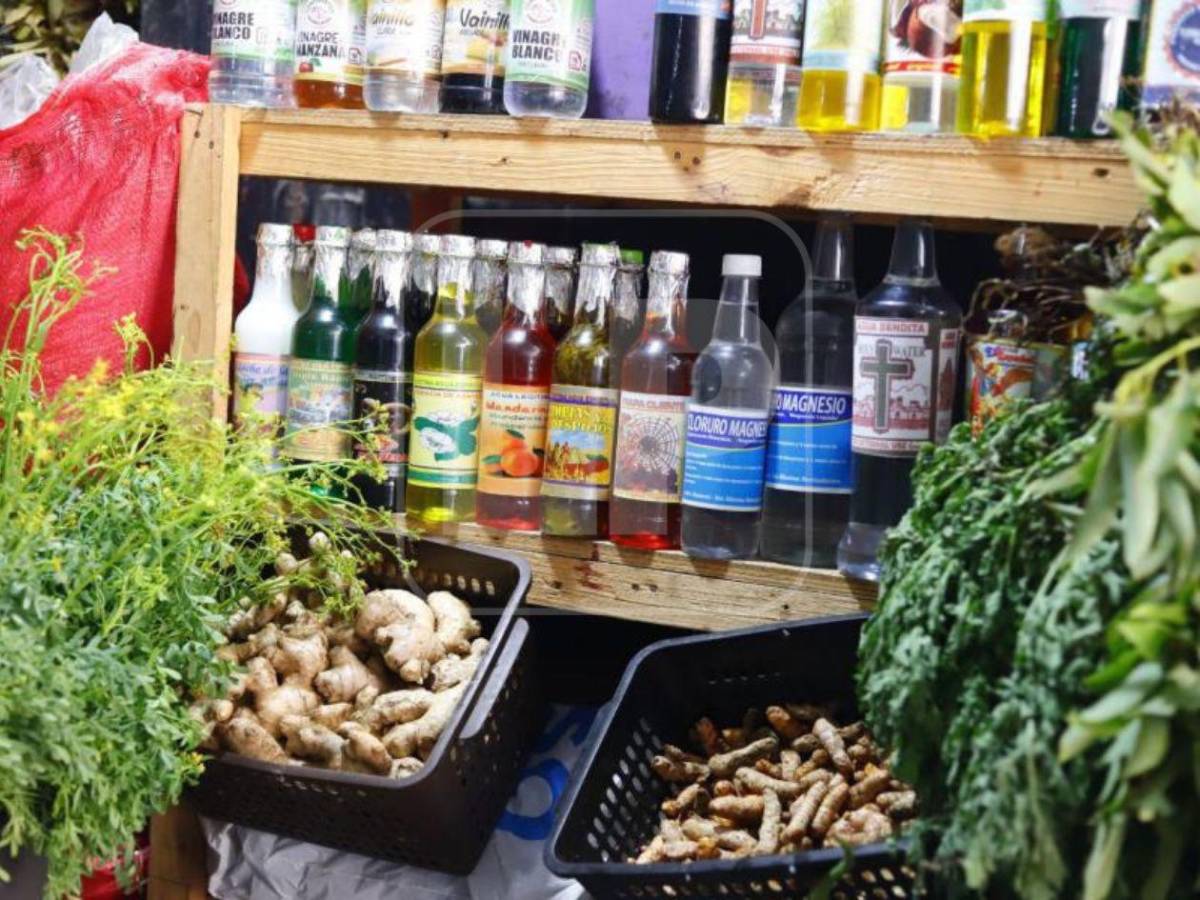 Velas, hierbas y santos: el colorido mundo de las botánicas del mercado El Rápido de SPS