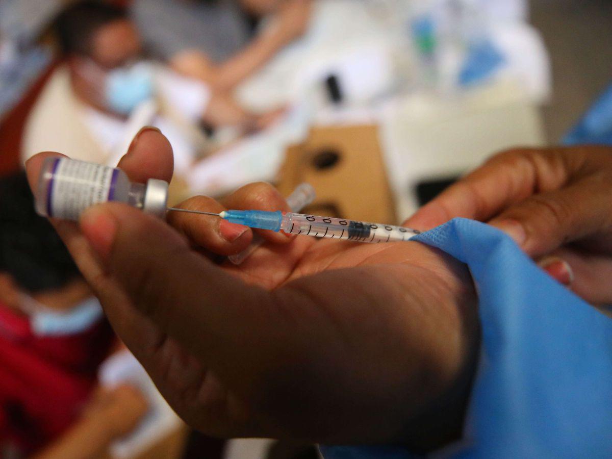 Honduras comienza a aplicar vacuna bivalente a personal sanitario