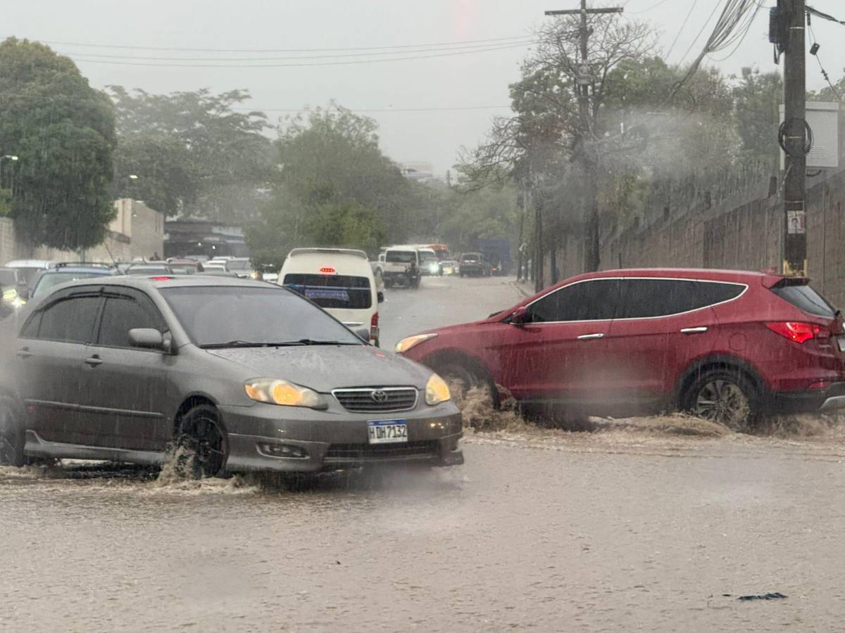 Carros varados y colonias anegadas; lluvias colapsan calles de SPS