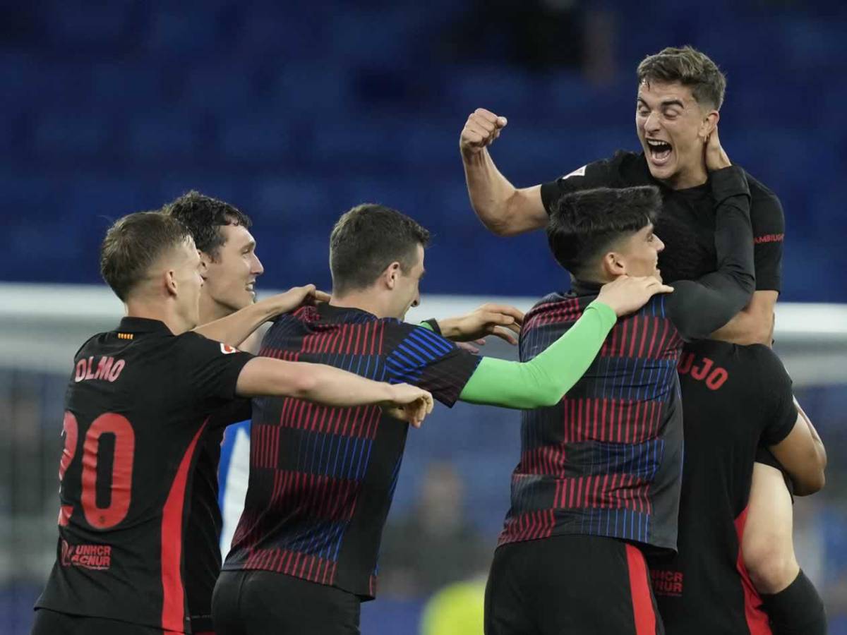 Barcelona campeón festeja, Espanyol encendió aspersores, bronca y la orden de Flick
