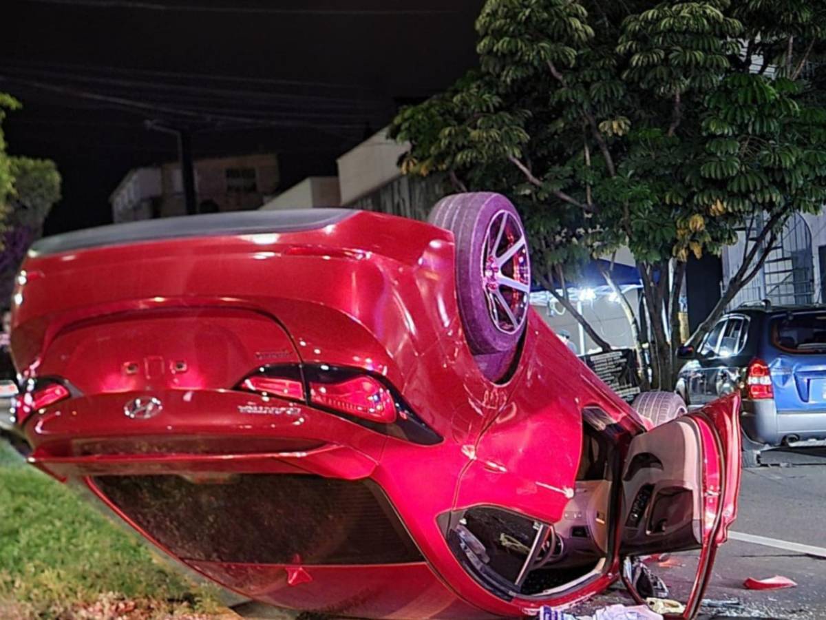 El auto de Cléver Portillo quedó volcado en la calle del bulevar Morazán de Tegucigalpa.