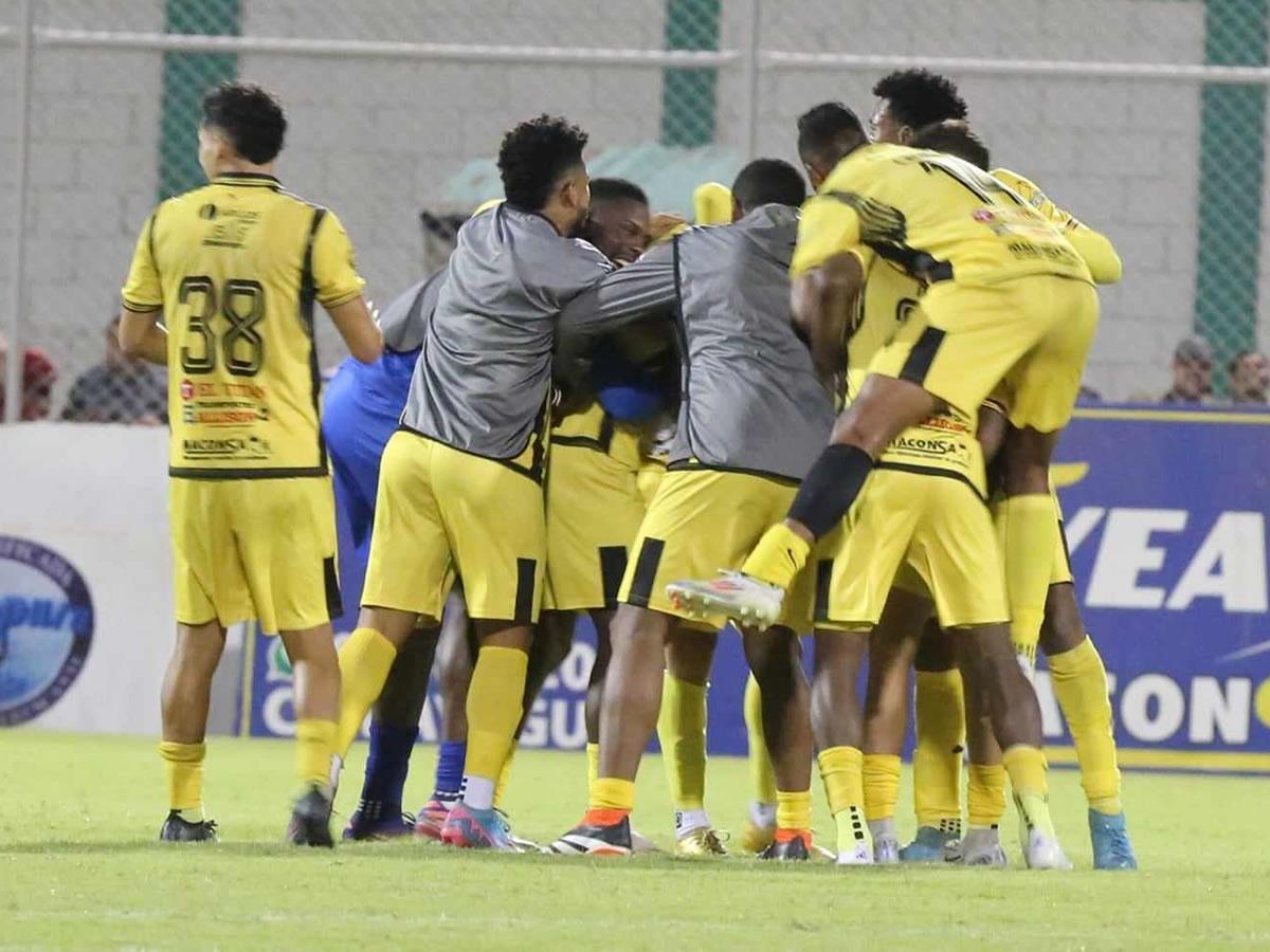 Los jugadores del Génesis celebran el gol del empate como si se tratara de un triunfo.