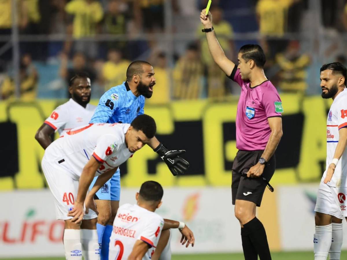 Locura del Real España, amargura y bronca en Olimpia, billetazos y polémico gesto