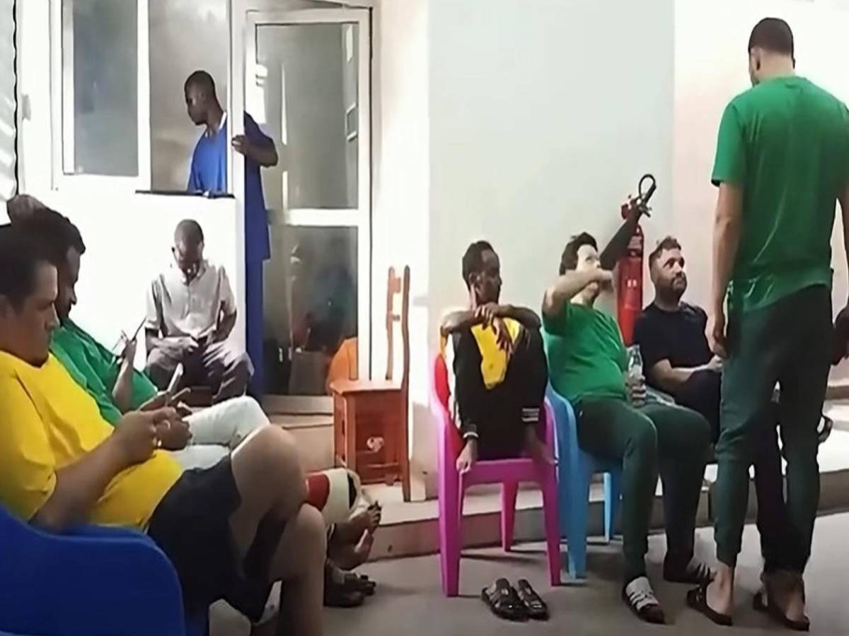 “Les vamos a caer a golpes”: El relato de Bryan Sánchez, hondureño deportado de EE UU a África