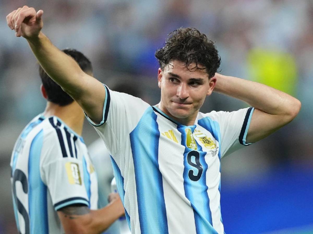 Barcelona sufre golpe: Campeón prepara impactante oferta por Julián y revelan trueque