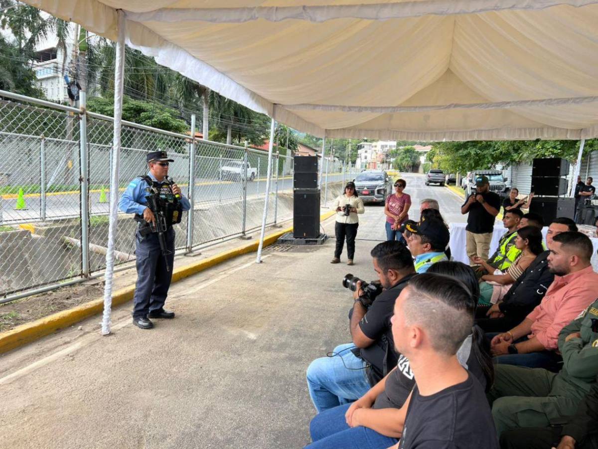 San Pedro Sula honra al inspector Kevin Pérez con placa por su acto heroico